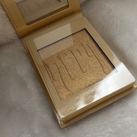 BNIB 💯% Authentic Kylie By Kylie Jenner Pressed Illuminating Powder - Picture 5 of 7
